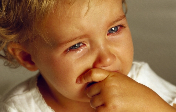 Ребенок плачет во время стула