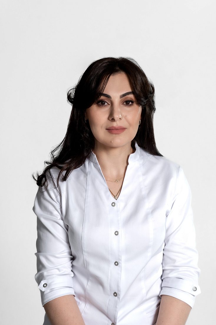 Дарсания Екатерина Александровна — Главный врач. Врач терапевт, пульмонолог, кардиолог высшей категории.