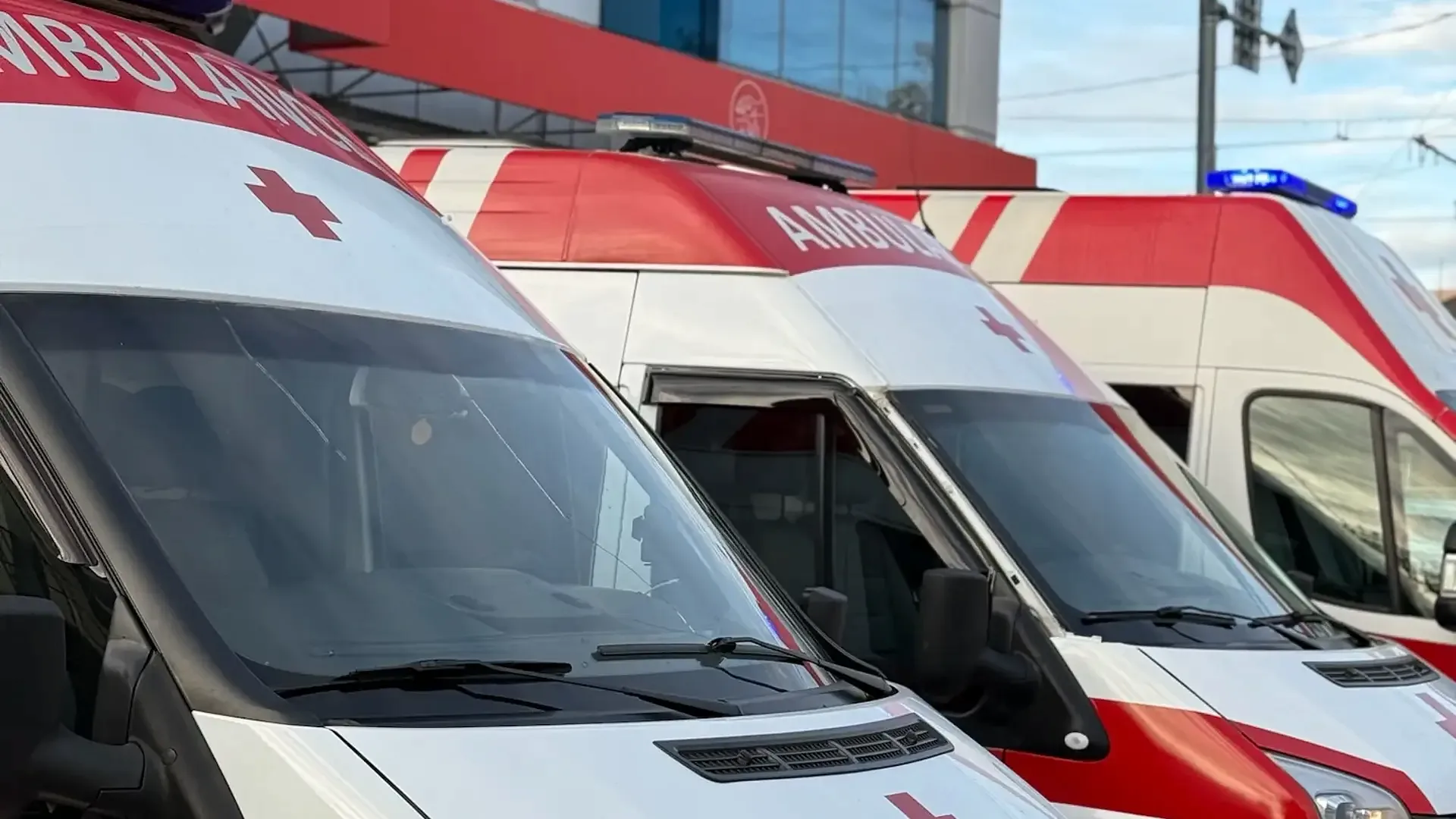 Автомобиль скорой помощи клиники